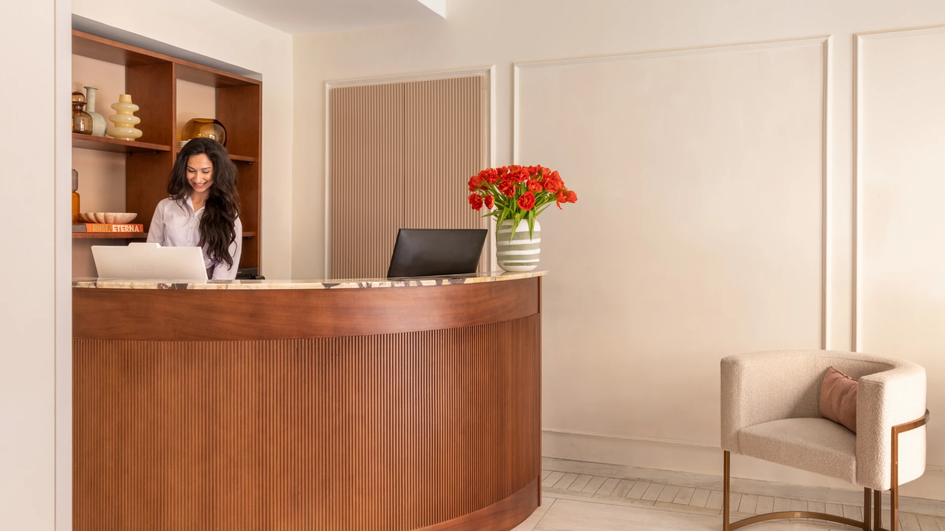 Reception luminosa con desk curvo in legno, area lounge e accoglienza raffinata nel cuore di Roma, a pochi passi dai Fori Imperiali - Hotel Fori Imperiali, BZAR hotels a Roma