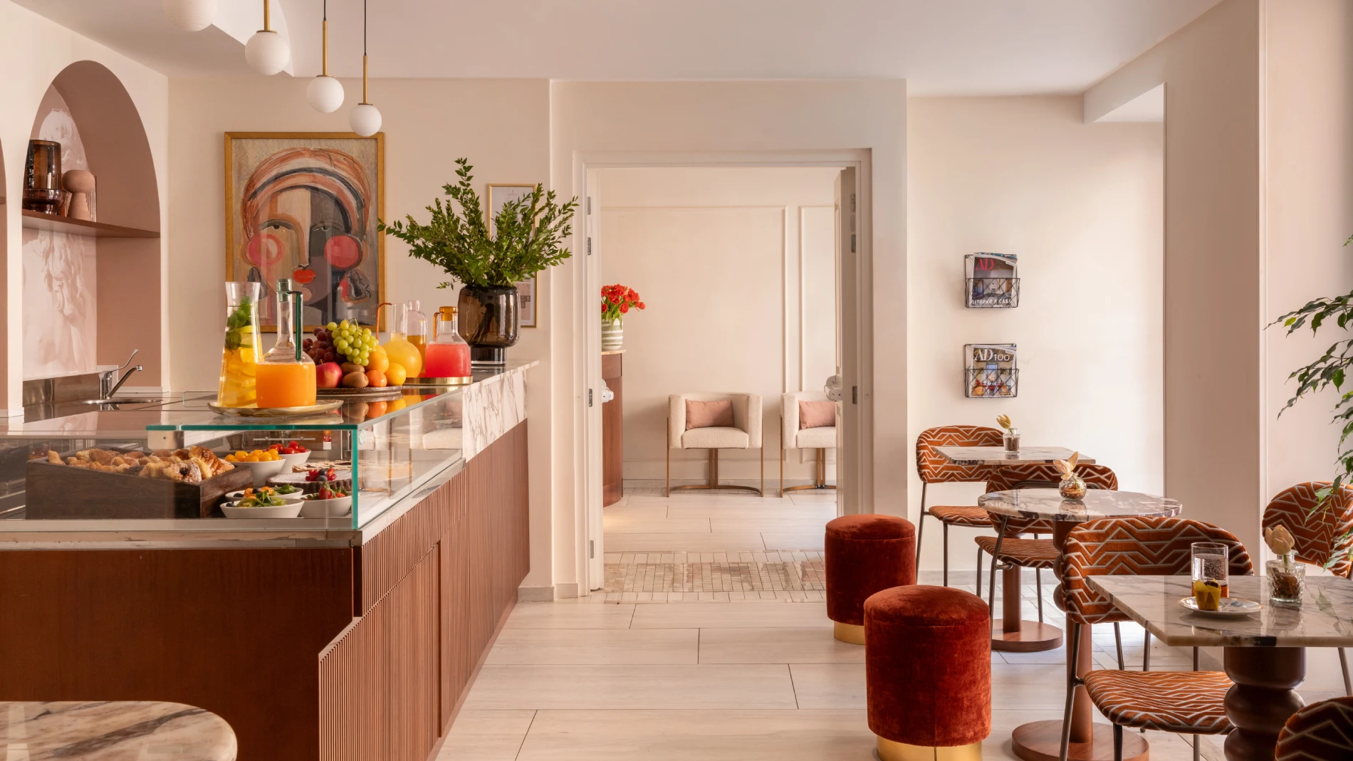 Sala colazioni elegante con buffet, tavoli in marmo e sedute di design nel centro storico di Roma, area Fori Imperiali - Hotel Fori Imperiali, BZAR hotels a Roma