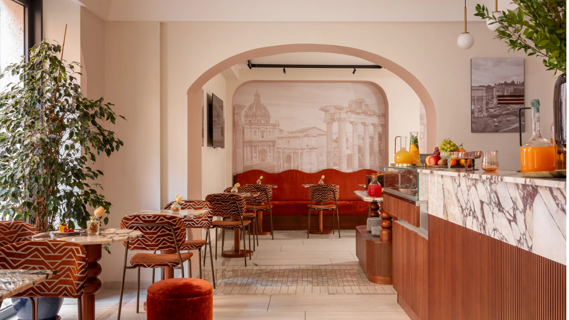 Area colazione luminosa con banco buffet, frutta fresca e ambienti raffinati nel cuore di Roma, vicino ai Fori Imperiali - Hotel Fori Imperiali, BZAR hotels a Roma