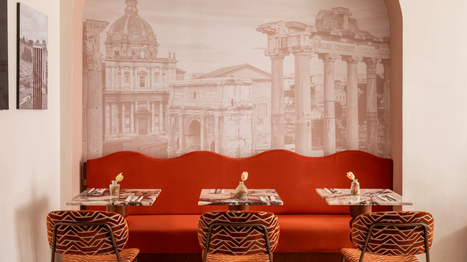 Sala colazioni con murale ispirato alla Roma antica, divani imbottiti e tavolini eleganti in zona Fori Imperiali - Hotel Fori Imperiali, BZAR hotels a Roma