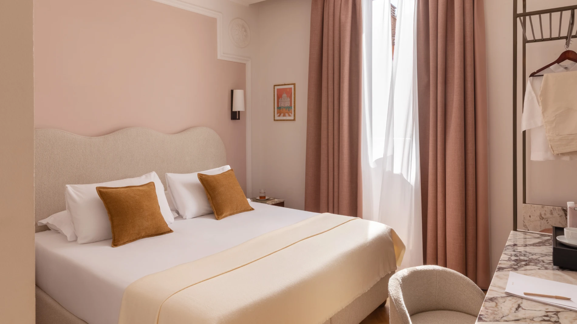 Camera matrimoniale luminosa con letto spazioso, tende morbide e arredi di design nel centro storico di Roma, area Fori Imperiali - Hotel Fori Imperiali, BZAR hotels a Roma