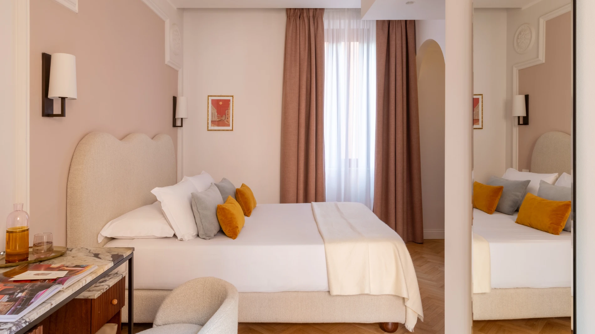 Camera matrimoniale luminosa con letto spazioso, tende morbide e arredi di design nel centro storico di Roma, area Fori Imperiali - Hotel Fori Imperiali, BZAR hotels a Roma