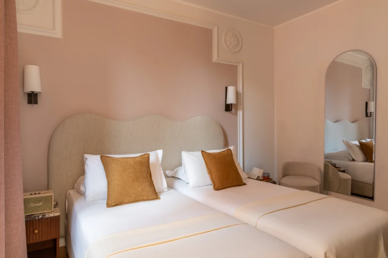 Camera deluxe elegante con letto matrimoniale, scrivania in marmo e atmosfera raffinata nel centro storico di Roma, Fori Imperiali - Hotel Fori Imperiali, BZAR hotels a Roma