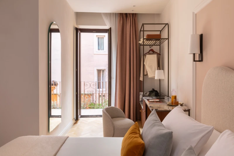 Camera deluxe luminosa con accesso al balcone, arredi contemporanei e comfort esclusivo nel cuore di Roma, zona Fori Imperiali - Hotel Fori Imperiali, BZAR hotels a Roma