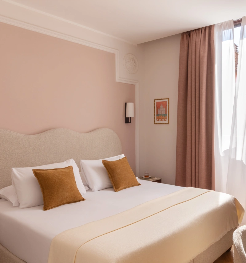 Camera superior luminosa con letto matrimoniale, tende morbide e dettagli raffinati nel cuore di Roma, a due passi dai Fori Imperiali - Hotel Fori Imperiali, BZAR hotels a Roma