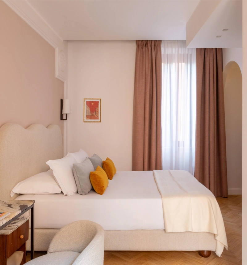 Camera deluxe ampia con poltrona, parquet a spina di pesce e atmosfera rilassante nel centro storico di Roma, area Fori Imperiali - Hotel Fori Imperiali, BZAR hotels a Roma
