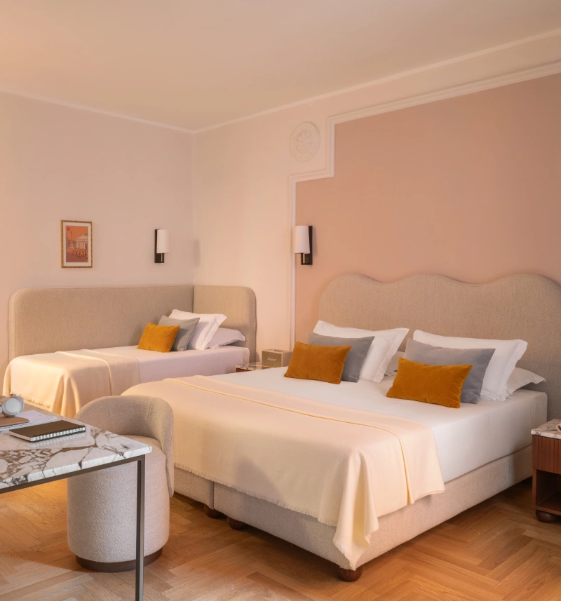 Camera tripla con due letti, arredi coordinati e luce calda ideale per famiglie nel centro di Roma vicino ai Fori Imperiali - Hotel Fori Imperiali, BZAR hotels a Roma