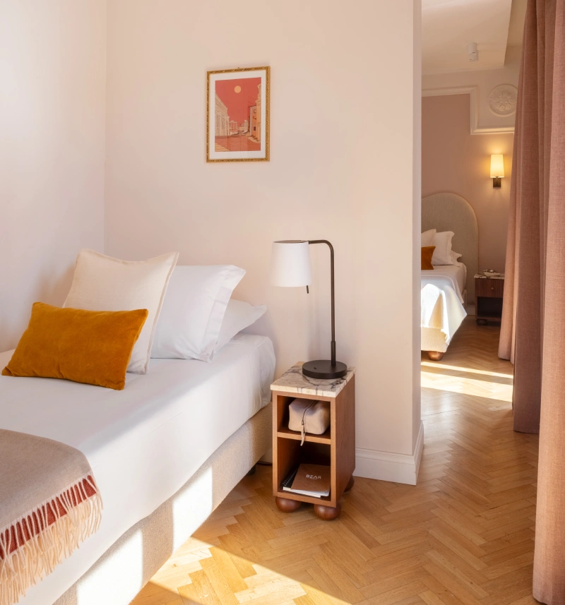Suite con ambienti separati, letto singolo e zona notte sullo sfondo, dettagli di design nel centro di Roma, Fori Imperiali - Hotel Fori Imperiali, BZAR hotels a Roma