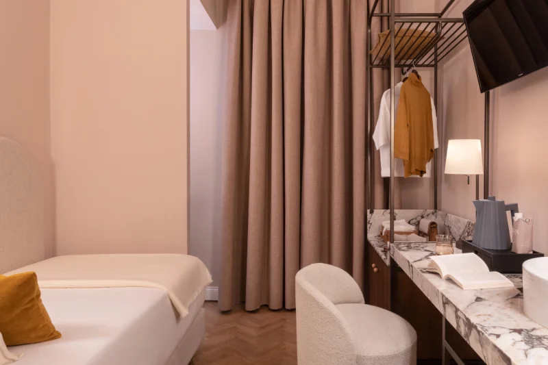 Camera singola con letto imbottito, guardaroba a vista e area lavoro funzionale nel cuore di Roma, a pochi passi dai Fori Imperiali - Hotel Fori Imperiali, BZAR hotels a Roma