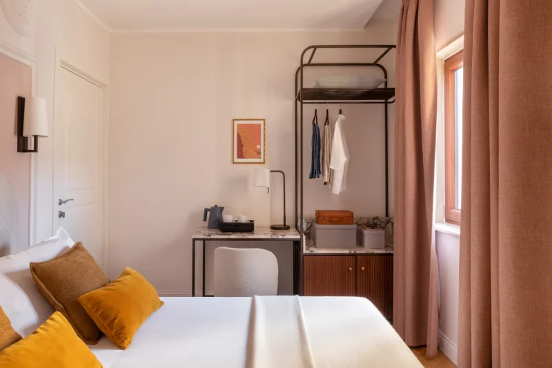Camera matrimoniale standard con letto elegante, scrivania in marmo, guardaroba a vista e atmosfera accogliente nel centro di Roma, zona Fori Imperiali - Hotel Fori Imperiali, BZAR hotels a Roma