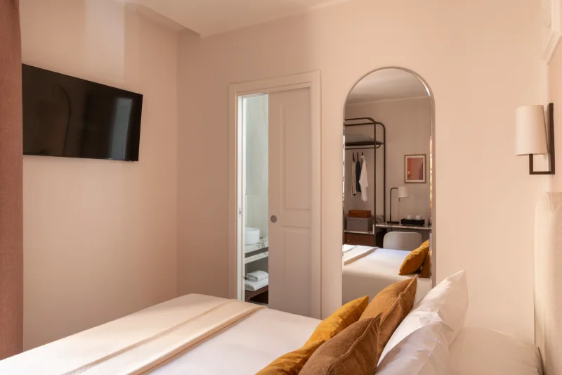 Camera matrimoniale luminosa con letto spazioso, tende morbide e arredi di design nel centro storico di Roma, area Fori Imperiali - Hotel Fori Imperiali, BZAR hotels a Roma