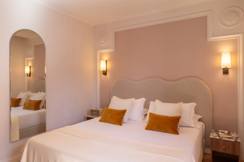 Suite elegante con letto matrimoniale, specchio ad arco e ampi spazi dal design raffinato nel centro di Roma, Fori Imperiali - Hotel Fori Imperiali, BZAR hotels a Roma