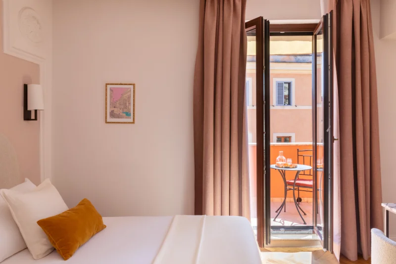 Suite spaziosa con zona lavoro, arredi di design e guardaroba a vista nel centro storico di Roma, area Fori Imperiali - Hotel Fori Imperiali, BZAR hotels a Roma