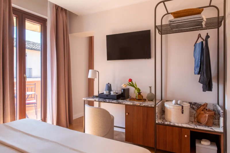 Suite raffinata con balcone, luce naturale e arredamento elegante nel cuore di Roma, a pochi passi dai Fori Imperiali - Hotel Fori Imperiali, BZAR hotels a Roma