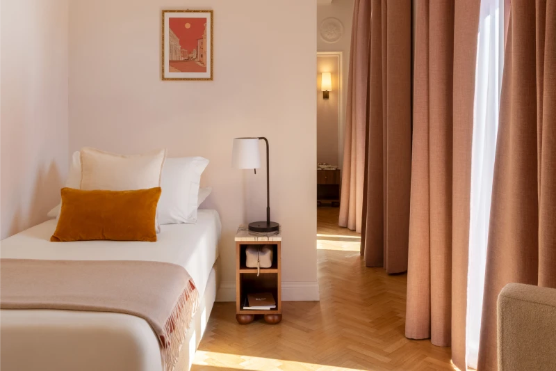 Suite moderna con alcova luminosa, ampie finestre e pavimento in parquet - Hotel Fori Imperiali, BZAR hotels a Roma