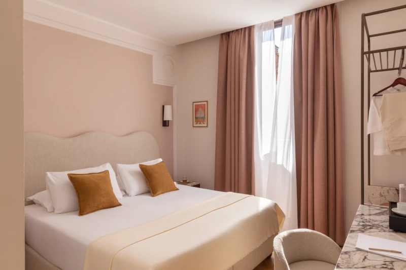 Camera superior elegante con letto matrimoniale, cuscini decorativi e pareti dalle tonalità rosate nel cuore di Roma, vicino ai Fori Imperiali - Hotel Fori Imperiali, BZAR hotels a Roma
