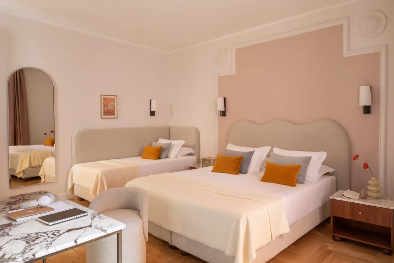 Camera tripla ampia con letto matrimoniale e letto singolo, arredi eleganti e tonalità calde nel centro di Roma, zona Fori Imperiali - Hotel Fori Imperiali, BZAR hotels a Roma
