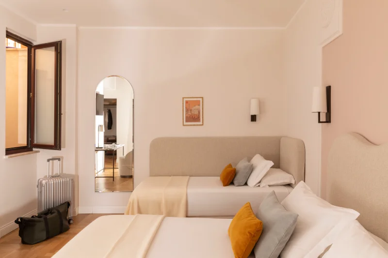 Camera tripla luminosa con doppia area notte, specchio ad arco e design raffinato nel centro storico di Roma, Fori Imperiali - Hotel Fori Imperiali, BZAR hotels a Roma