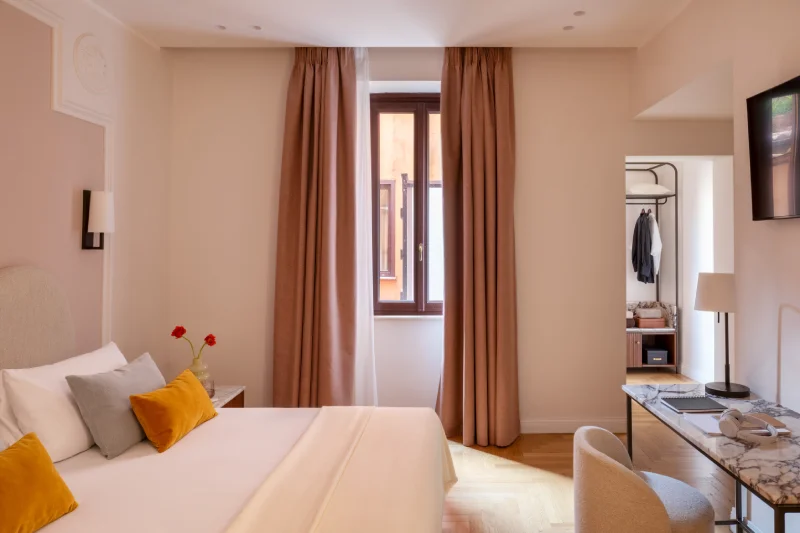 Camera tripla con letto matrimoniale, grande finestra e zona scrivania nel cuore di Roma, a pochi passi dai Fori Imperiali - Hotel Fori Imperiali, BZAR hotels a Roma