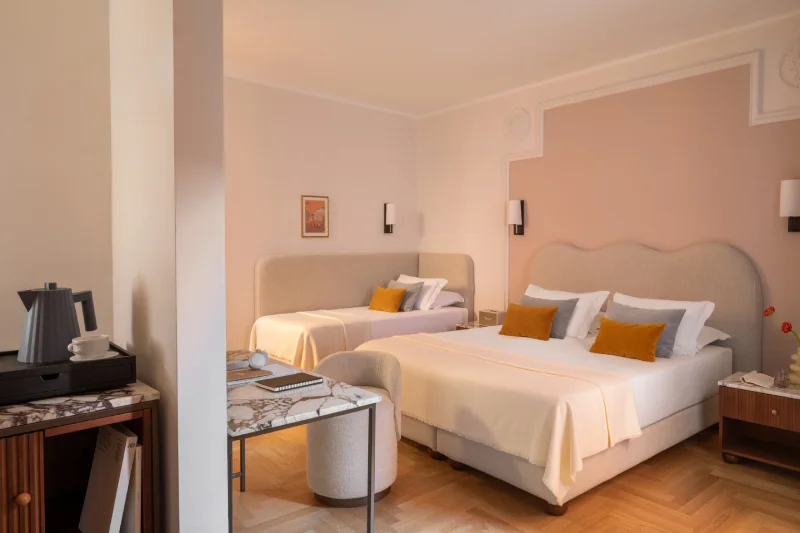 Camera tripla elegante con letto principale e letto aggiuntivo, scrivania in marmo e spazio confortevole a Roma, Fori Imperiali - Hotel Fori Imperiali, BZAR hotels a Roma