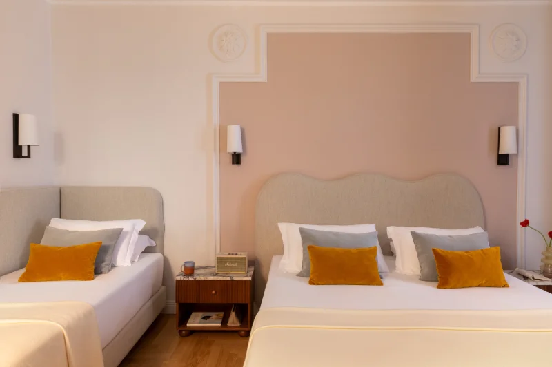 Camera tripla con doppia sistemazione letto, arredi coordinati e atmosfera accogliente nel centro storico di Roma, zona Fori Imperiali - Hotel Fori Imperiali, BZAR hotels a Roma